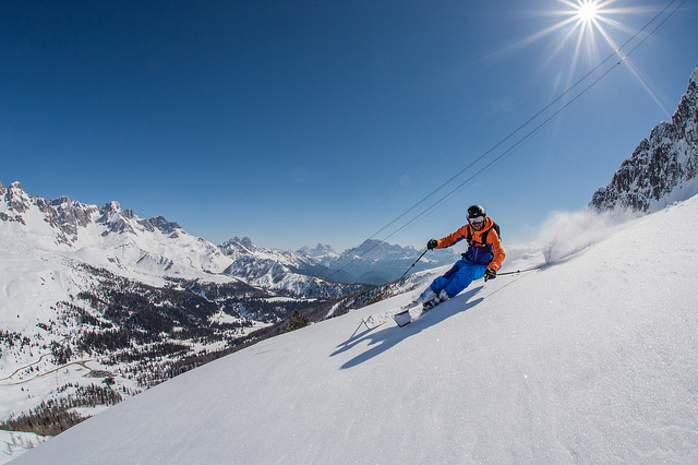 Skidåkare i en backa i Italienska Dolomiterna.